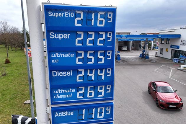 Nach neuer Tankregel:DIESEL Kraftstoff erreicht historischen Hoechstand am 02.04.2026 an dieser Tankstelle in Muenchen. Spritpreise uebersteigen historische Hoechstwerte. Kein Ende in Sicht-taeglich neue Hoechsstaende beim Tanken. Explodierende Spritpreise wegen Iran Krieg dauern an. Benzinpreise an einer Tankstelle in Muenchen