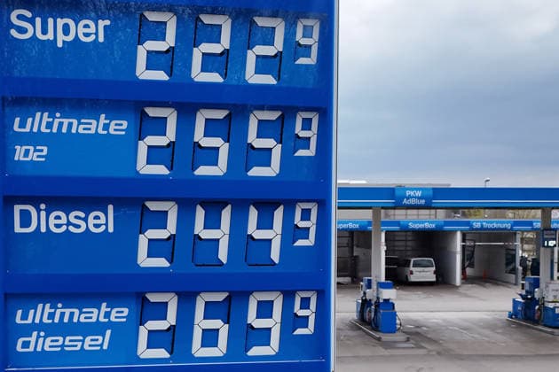 Nach neuer Tankregel:DIESEL Kraftstoff erreicht historischen Hoechstand am 02.04.2026 an dieser Tankstelle in Muenchen. Spritpreise uebersteigen historische Hoechstwerte. Kein Ende in Sicht-taeglich neue Hoechsstaende beim Tanken. Explodierende Spritpreise wegen Iran Krieg dauern an. Benzinpreise an einer Tankstelle in Muenchen