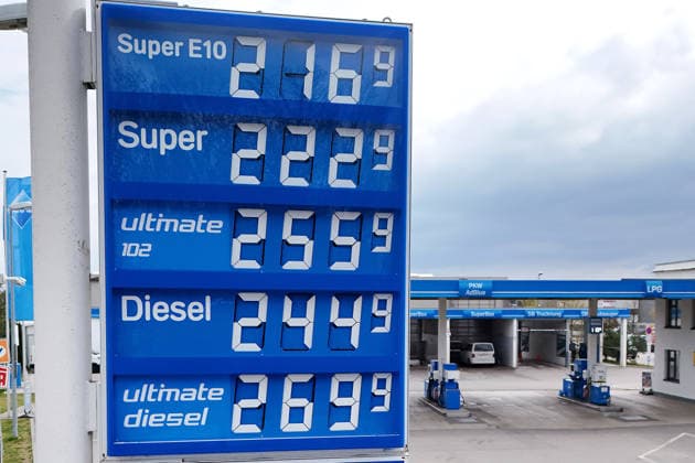 Nach neuer Tankregel:DIESEL Kraftstoff erreicht historischen Hoechstand am 02.04.2026 an dieser Tankstelle in Muenchen. Spritpreise uebersteigen historische Hoechstwerte. Kein Ende in Sicht-taeglich neue Hoechsstaende beim Tanken. Explodierende Spritpreise wegen Iran Krieg dauern an. Benzinpreise an einer Tankstelle in Muenchen