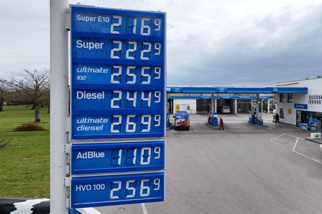 Nach neuer Tankregel:DIESEL Kraftstoff erreicht historischen Hoechstand am 02.04.2026 an dieser Tankstelle in Muenchen. Spritpreise uebersteigen historische Hoechstwerte. Kein Ende in Sicht-taeglich neue Hoechsstaende beim Tanken. Explodierende Spritpreise wegen Iran Krieg dauern an. Benzinpreise an einer Tankstelle in Muenchen