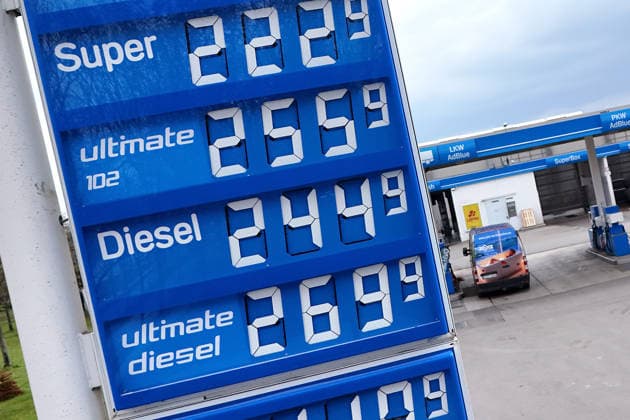 Nach neuer Tankregel:DIESEL Kraftstoff erreicht historischen Hoechstand am 02.04.2026 an dieser Tankstelle in Muenchen. Spritpreise uebersteigen historische Hoechstwerte. Kein Ende in Sicht-taeglich neue Hoechsstaende beim Tanken. Explodierende Spritpreise wegen Iran Krieg dauern an. Benzinpreise an einer Tankstelle in Muenchen