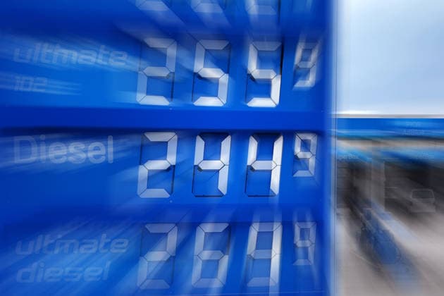 Nach neuer Tankregel:DIESEL Kraftstoff erreicht historischen Hoechstand am 02.04.2026 an dieser Tankstelle in Muenchen. Spritpreise uebersteigen historische Hoechstwerte. Kein Ende in Sicht-taeglich neue Hoechsstaende beim Tanken. Explodierende Spritpreise wegen Iran Krieg dauern an. Benzinpreise an einer Tankstelle in Muenchen