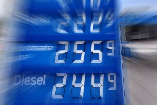 Nach neuer Tankregel:DIESEL Kraftstoff erreicht historischen Hoechstand am 02.04.2026 an dieser Tankstelle in Muenchen. Spritpreise uebersteigen historische Hoechstwerte. Kein Ende in Sicht-taeglich neue Hoechsstaende beim Tanken. Explodierende Spritpreise wegen Iran Krieg dauern an. Benzinpreise an einer Tankstelle in Muenchen *** After new refueling rule DIESEL fuel reaches historic high on 02 04 2026 at this gas station in Munich Fuel prices exceed historic highs No end in sight new highs in refueling every day Exploding fuel prices due to Iran war continue Gasoline prices at a gas station in Munich