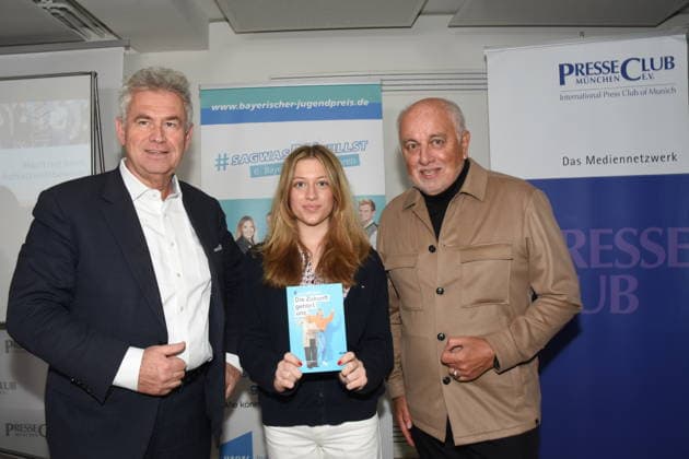 Prof. Dr. Stephan J. Lang, Vorstand Initiative Werterhalt und Weitergabe Maya Upmann, Gesamtsiegerin Bayerischer Jugendpreis 2024 Robert Luebenoff, Vorstand Muenchen 02.04.2026 Presseclub Muenchen der Bayerische Jugendpreis 2026 steht dieses Jahr Das Hauptthema des 6. IWW Schreibwettbewerbes 2026 lautet: Gesunde Kinder auf einer gesunden Erde - wie koennen wir die Zukunft gewinnen Foto Muenchen