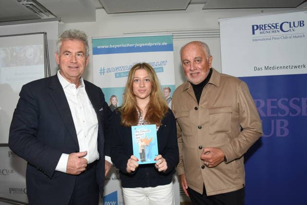 Prof. Dr. Stephan J. Lang, Vorstand Initiative Werterhalt und Weitergabe Maya Upmann, Gesamtsiegerin Bayerischer Jugendpreis 2024 Robert Luebenoff, Vorstand Muenchen 02.04.2026 Presseclub Muenchen der Bayerische Jugendpreis 2026 steht dieses Jahr Das Hauptthema des 6. IWW Schreibwettbewerbes 2026 lautet: Gesunde Kinder auf einer gesunden Erde - wie koennen wir die Zukunft gewinnen Foto Muenchen