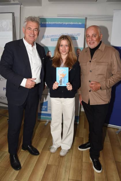 Prof. Dr. Stephan J. Lang, Vorstand Initiative Werterhalt und Weitergabe Maya Upmann, Gesamtsiegerin Bayerischer Jugendpreis 2024 Robert Luebenoff, Vorstand Muenchen 02.04.2026 Presseclub Muenchen der Bayerische Jugendpreis 2026 steht dieses Jahr Das Hauptthema des 6. IWW Schreibwettbewerbes 2026 lautet: Gesunde Kinder auf einer gesunden Erde - wie koennen wir die Zukunft gewinnen Foto Muenchen
