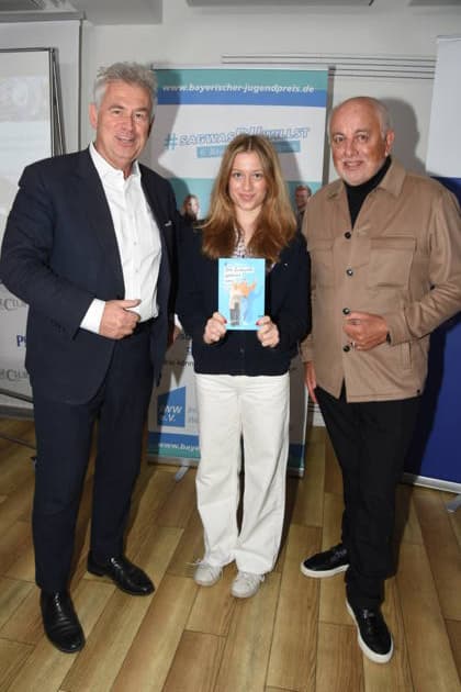 Prof. Dr. Stephan J. Lang, Vorstand Initiative Werterhalt und Weitergabe Maya Upmann, Gesamtsiegerin Bayerischer Jugendpreis 2024 Robert Luebenoff, Vorstand Muenchen 02.04.2026 Presseclub Muenchen der Bayerische Jugendpreis 2026 steht dieses Jahr Das Hauptthema des 6. IWW Schreibwettbewerbes 2026 lautet: Gesunde Kinder auf einer gesunden Erde - wie koennen wir die Zukunft gewinnen Foto Muenchen