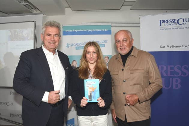 Prof. Dr. Stephan J. Lang, Vorstand Initiative Werterhalt und Weitergabe Maya Upmann, Gesamtsiegerin Bayerischer Jugendpreis 2024 Robert Luebenoff, Vorstand Muenchen 02.04.2026 Presseclub Muenchen der Bayerische Jugendpreis 2026 steht dieses Jahr Das Hauptthema des 6. IWW Schreibwettbewerbes 2026 lautet: Gesunde Kinder auf einer gesunden Erde - wie koennen wir die Zukunft gewinnen Foto Muenchen