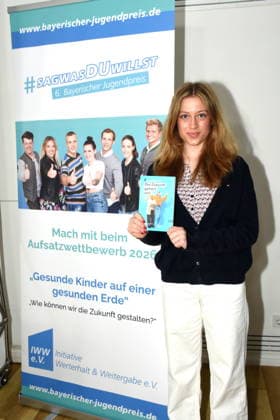 Maya Upmann, Gesamtsiegerin Bayerischer Jugendpreis 2024 Muenchen 02.04.2026 Presseclub Muenchen der Bayerische Jugendpreis 2026 steht dieses Jahr Das Hauptthema des 6. IWW Schreibwettbewerbes 2026 lautet: Gesunde Kinder auf einer gesunden Erde - wie koennen wir die Zukunft gewinnen Foto Muenchen