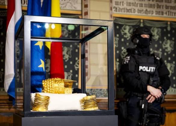 ASSEN - The recovered golden helmet of Cotofenesti and two gold bracelets that were stolen from the Drents Museum are being shown to the press in the presence of a heavily armed officer. The helmet, along with a total of three gold bracelets, was stolen on January 25, 2025. The museum had the highly valuable Romanian art objects on loan. SEM VAN DER WAL ANP netherlands out - belgium out  Copyright: xx x554922227x originalFilename: 554922227.jpg