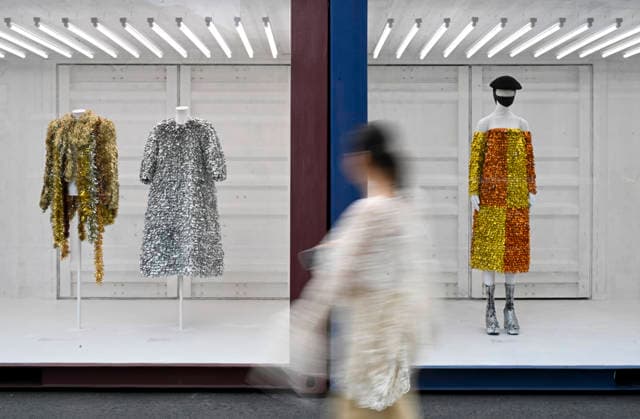 (260402) -- SHANGHAI, April 2, 2026 -- A woman visits an exhibition of Maison Margiela during the 2026 Autumn Winter Shanghai Fashion Week in east China s Shanghai, April 2, 2026. ) CHINA-SHANGHAI-FASHION WEEK-MAISON MARGIELA-EXHIBITION (CN) ChenxHaoming 