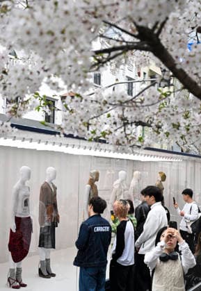 (260402) -- SHANGHAI, April 2, 2026 -- People visit an exhibition of Maison Margiela during the 2026 Autumn Winter Shanghai Fashion Week in east China s Shanghai, April 2, 2026. ) CHINA-SHANGHAI-FASHION WEEK-MAISON MARGIELA-EXHIBITION (CN) ChenxHaoming 