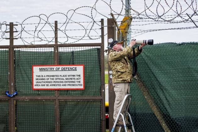 Fairford, The Netherlands, 2026-03-31 12:22:49 RAF FAIRFORD, 31-03-2026. From the English base RAF Fairford, the US Air Force conducts missions to Iran with B1 and B52 bombers for Operation Epic Fury. Pictured: An aircraft spotter along the fence of RAF Fairford. PHOTO: NLBeeld Robert Meerding Credit: NL Beeld Robert Meerding Inc  Copyright: xx x