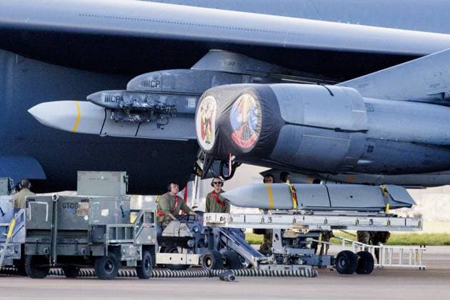 Fairford, The Netherlands, 2026-03-31 18:15:47 RAF FAIRFORD, 31-03-2026. From the English base RAF Fairford, the US Air Force conducts missions to Iran with B1 and B52 bombers for Operation Epic Fury. Pictured: Armament personnel attaching cruise missiles to a B52 bomber. PHOTO: NLBeeld Robert Meerding Credit: NL Beeld Robert Meerding Inc  Copyright: xx x
