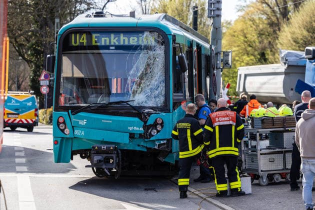 U-Bahn entgleist nach Kollision mit Muldenkipper zwei Wagen auf Straße vier Verletzte Am 02.04.2026 gegen 15:00 Uhr kam es in Frankfurt am Main im Stadtteil Riederwald an der Kreuzung Am Erlenburg Borsigallee zu einem Zusammenstoß zwischen dem U-Bahnzug der Linie U4 und einem Muldenkipper. Durch die Wucht des Aufpralls entgleisten zwei Wagen und landeten auf der Straße der LKW verblieb auf den Gleisen. Der LKW-Fahrer geriet unter sein Fahrzeug und wurde schwer verletzt, er musste von der Feuerwehr Frankfurt mit technischem Gerät befreit werden. Laut Polizei Frankfurt wurden insgesamt vier Personen verletzt neben dem LKW-Fahrer erlitt der U-Bahn-Fahrer schwere Verletzungen, zwei Fahrgäste wurden leicht verletzt. Die