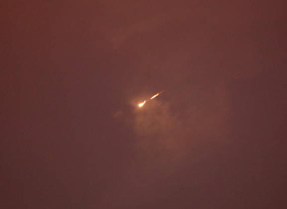 Iranian missile seen over Hebron skies HEBRON, PALESTINE - APRIL 2: Iranian missiles launch in retaliation for U.S. and Israeli attacks are seen crossing the sky as a dense sandstorm turns the sky red, on April 2, 2026, in Hebron, Palestine. Wisam Hashlamoun Anadolu Hebron West Bank. Editorial use only. Please get in touch for any other usage.  Copyright: x2026xAnadoluxWisamxHashlamounx