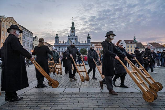 Easter rattling and carving of crosses in the centre of Ceske Budejovice, Czech Republic, April 2, 2026. The Easter rattling is supposed to replace the ringing of bells, which, according to an old superstition, flew to Rome on Maundy Thursday. (CTKxPhoto VaclavxPancer) CTKPhotoP2026040207518  CTKPhotoP2026040207518