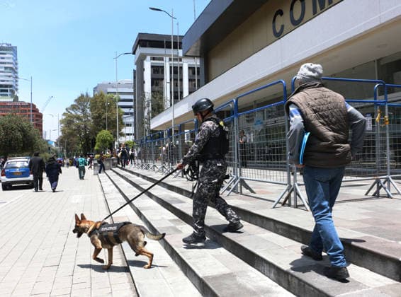 BOMB THREAT COMPLEJO JUDICIAL NORTE Quito, Thursday, April 02, 2026 Elements of the GIR of the explosives group of the National Police conducted a sweep after receiving an alleged bomb threat at the North Judicial Complex Photos API Rolando Enriquez Quito Pichincha Ecuador CLJ AMENAZADEBOMBACOMPLEJOJUDICIALNORTE b184edfe11f112b42656b91291625a56 Copyright: xROLANDO-ENRIQUEZx