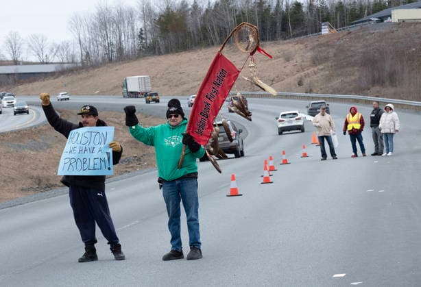 April 2, 2026, Shubenacadie, Ns, CANADA: Sipeknekatik First Nation members protest along Highway 102 near Shubenacadie, N.S. on Thursday, April 2, 2026. Shubenacadie CANADA  - ZUMAc35_ 20260402_zaf_c35_053 Copyright: xTedxPritchardx