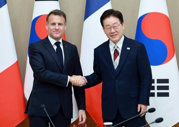 S. Korea-France summit S. Korea-France summit South Korean President Lee Jae Myung (R) and French President Emmanuel Macron shake hands ahead of their talks at the presidential office Cheong Wa Dae in Seoul on April 3, 2026. (Yonhap) 2026-04-03 12:04:47 < 1980-2026 YONHAPNEWS AGENCY. .> ¼­¿ïÆ¯º°½Ã EDITORIAL USE ONLY  Copyright: xx PYH2026040308550031500 YonhapxNewsx yonphotos251069