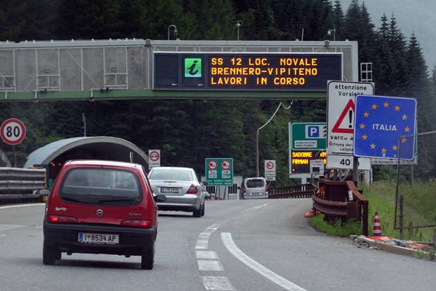 16.07.2021, Gries am Brenner, Tirol, AUT - Grenzuebergang nach Italien am Brennerpass. (Alltag, Ausland, aussen, Aussenaufnahme, Autobahn, Autos, EU, Europa, europaeisch, Europaeische Union, Gesellschaft, Grenze, Grenzgebiet, Grenzuebergang, Grenzuebertritt, Gries am Brenner, gruene Grenze, Italien, italienisch, Jahreszeit, Kraftfahrzeuge, Oesterreich, oesterreichisch, PKW, QF, Querformat, Reise, Schengen, Schengen-Abkommen, Schengener Abkommen, Schilder, Sommer, Staatsgrenze, Strasse, Strassenschilder, Strassenszene, Strassenverkehr, Tirol, Verkehr, Verkehrsschilder, verreisen, Westeuropa, Wirtschaft) 210716D087TIROL.JPG *** 16 07 2021, Gries am Brenner, Tyrol, AUT border crossing to Italy at the Brenner Pass everyday life, abroad, exteri