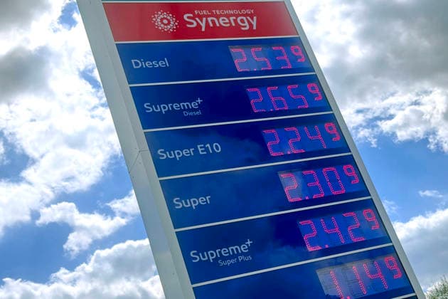 Nach neuer Tankregel:DIESEL Kraftstoff erreicht historischen Hoechstand am 03.04.2026 an dieser Tankstelle in Muenchen. Spritpreise uebersteigen historische Hoechstwerte. Kein Ende in Sicht-taeglich neue Hoechsstaende beim Tanken. Explodierende Spritpreise wegen Iran Krieg dauern an. Benzinpreise an einer Tankstelle in Muenchen