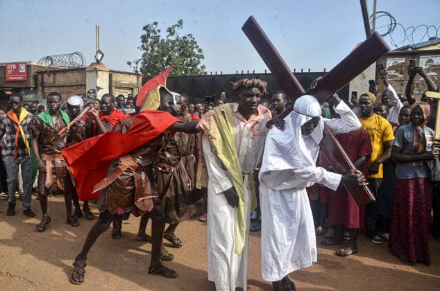 News Bilder des Tages Good Friday celebrations in Uganda KAMPALA, UGANDA - APRIL 03: Ugandans attend Good Friday procession in Kampala, Uganda on April 03, 2026. The event featured a reenactment of the Passion of Christ, depicting the crucifixion and the suffering leading to his death according to Christian belief. Nicholas Kajoba Anadolu Kampala Uganda. Editorial use only. Please get in touch for any other usage.  Copyright: x2026xAnadoluxNicholasxKajobax