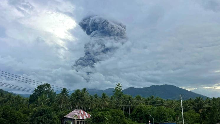 News Bilder des Tages (260403) -- NORTH MALUKU, April 3, 2026 -- This photo provided by Indonesia s Center for Volcanology and Geological Hazard Mitigation () shows volcanic materials spewing from Mount Dukono in North Maluku province, Indonesia, April 3, 2026. Mount Dukono in North Halmahera, Indonesia s North Maluku province, erupted again on Thursday at 11:22 local time, sending a thick white-to-gray ash column up to 1,500 meters above the peak, or about 2,587 meters above sea level, reported. ( Handout via Xinhua) INDONESIA-NORTH MALUKU-MOUNT DUKONO-ERUPTION PVMBG 
