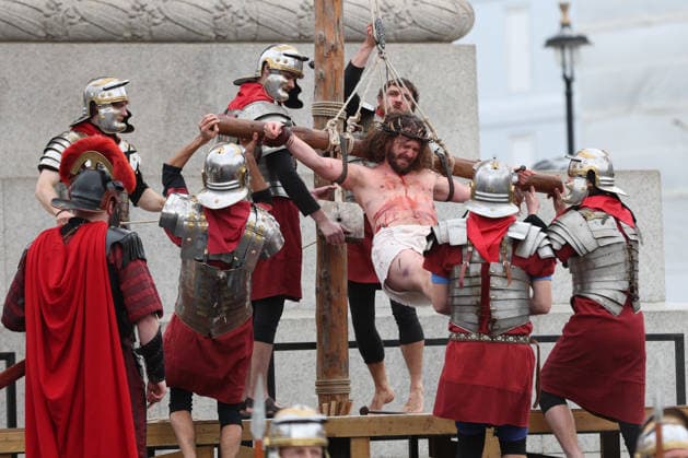 News Bilder des Tages April 3, 2026, London, England, United Kingdom: Reenactors perform scenes from Wintershall s Ã¢â‚¬oeThe Passion of JesusÃ¢â‚¬Â? on Good Friday in Trafalgar Square in London. London United Kingdom - ZUMAa279 20260403_zsp_a279_027 Copyright: xZeynepxDemirxAslimx