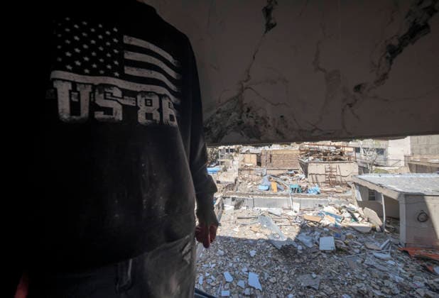 U.S.-Israeli Military Operations In Iran An Iranian volunteer works at a building destroyed during military operations in a residential area struck on March 9 in the city of Karaj in Alborz province, several kilometers west of Tehran, Iran, on April 3, 2026. Karaj Iran  Copyright: xMortezaxNikoubazlx originalFilename: nikoubazl-usisrael260403_np3Xm.jpg