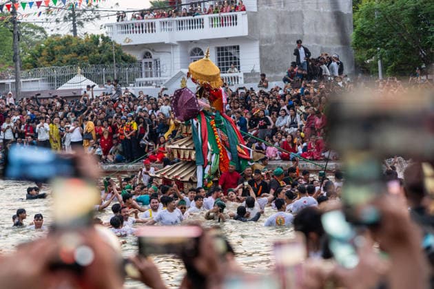 News Bilder des Tages (260403) -- KATHMANDU, April 3, 2026 -- Local people carry the chariot of Goddess Tundaldevi on their shoulders and search for the lost jewelry during the traditional Gahana Khojne Jatra festival in Kathmandu, Nepal, April 3, 2026. (Photo by Xinhua) NEPAL-KATHMANDU-GAHANA KHOJNE JATRA FESTIVAL HarixMaharjan 
