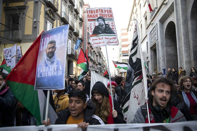 News Bilder des Tages Demonstration in Naples against death penalty for Palestinians NAPLES, ITALY - APRIL 3: People attend a protest against Israel s new law on the death penalty for Palestinians in Naples, Italy on April 3, 2026. The new law stipulates that anyone who causes the death of an Israeli citizen with the intent to end the existence of the State of Israel will be sentenced to death or life imprisonment. Iso Ekle Anadolu Naples Italy. Editorial use only. Please get in touch for any other usage.  Copyright: x2026xAnadoluxIsoxEklex