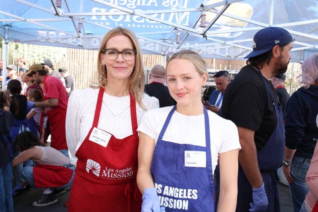 Los Angeles CA Apr 3 Jennie Garth Lola Garth at the LA Mission Easter Meal Service for the homeless on April 3, 2026 Credit AdMedia 454733 2026 04 03  Copyright: xAdMediax STAR_454733_044