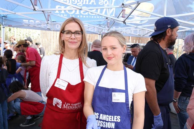 Los Angeles CA Apr 3: Jennie Garth & Lola Garth at the LA Mission Easter Meal Service for the homeless on April 3, 2026 Credit: USA - ZUMAa123 20260403_zaa_a123_040 Copyright: xAdMediax