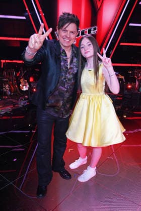 Michael Patrick Kelly mit Gewinnerin Katelyn - THE VOICE KIDS FINALE 2026 im Studio Berlin Adlershof in Berlin am 03.04.2026