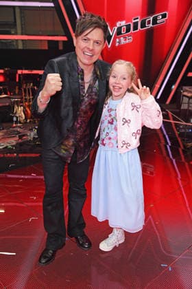 Michael Patrick Kelly, Kandidatin Hedi - THE VOICE KIDS FINALE 2026 im Studio Berlin Adlershof in Berlin am 03.04.2026