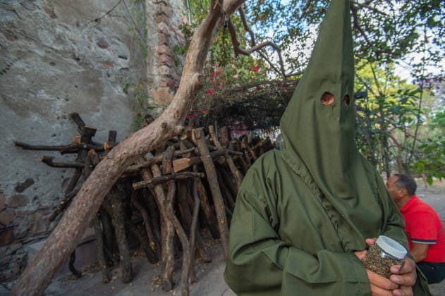 A Hooded penitent prepare before the start the procession of silence for Holy Week celebrations in Temple of Santa Cruz celebrating 60 years of tradition. As Easter approaches, honors one of the solemn religious traditions, the funeral march, know as Silence Procession. on April 3, 2026 in Queretaro, Mexico. Queretaro Mexico  - ZUMAe321 20260403_zia_e321_090 Copyright: xJosexCarrerax