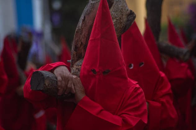 Holy Week Procession of Silence A Hooded penitent carry a wooden cross and takes a vow of silence as taking part during the procession of silence for Holy Week celebrations in Temple of Santa Cruz, celebrating 60 years of tradition. As Easter approaches, honors one of the solemn religious traditions, the funeral march, know as Silence Procession. on April 3, 2026 in Queretaro, Mexico. (Photo by Jose Carrera Eyepix Group) Copyright: xJosexCarrerax xEyepixxGroupx JFC_03042026_180002