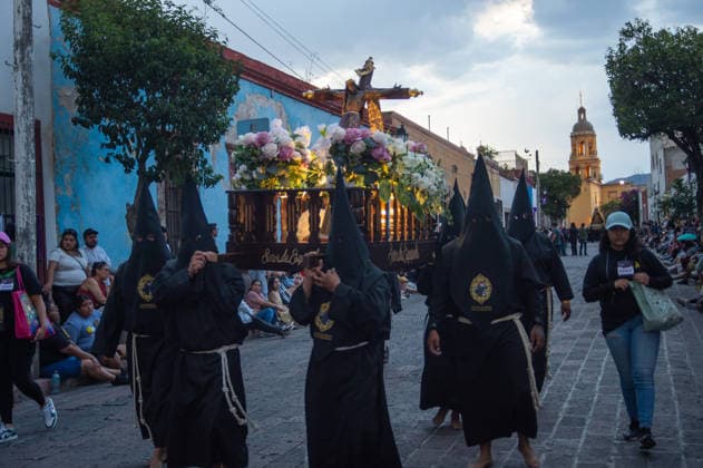 Holy Week Procession of Silence Hooded penitents carry a religious image and take a vow of silence as taking part during the procession of silence for Holy Week celebrations in Temple of Santa Cruz, celebrating 60 years of tradition. As Easter approaches, honors one of the solemn religious traditions, the funeral march, know as Silence Procession. on April 3, 2026 in Queretaro, Mexico. (Photo by Jose Carrera Eyepix Group) Copyright: xJosexCarrerax xEyepixxGroupx JFC_03042026_180003
