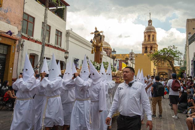 Holy Week Procession of Silence Hooded penitents carry a religious image and take a vow of silence as taking part during the procession of silence for Holy Week celebrations in Temple of Santa Cruz, celebrating 60 years of tradition. As Easter approaches, honors one of the solemn religious traditions, the funeral march, know as Silence Procession. on April 3, 2026 in Queretaro, Mexico. (Photo by Jose Carrera Eyepix Group) Copyright: xJosexCarrerax xEyepixxGroupx JFC_03042026_179990