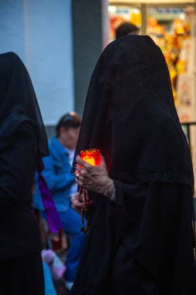 A woman penitent holds a candle and takes a vow of silence as taking part during the procession of silence for Holy Week celebrations in Temple of Santa Cruz, celebrating 60 years of tradition. As Easter approaches, honors one of the solemn religious traditions, the funeral march, know as Silence Procession. on April 3, 2026 in Queretaro, Mexico. Queretaro Mexico  - ZUMAe321 20260403_zia_e321_100 Copyright: xJosexCarrerax