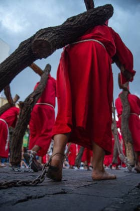 A Hooded penitent carry a wooden cross and takes a vow of silence as taking part during the procession of silence for Holy Week celebrations in Temple of Santa Cruz, celebrating 60 years of tradition. As Easter approaches, honors one of the solemn religious traditions, the funeral march, know as Silence Procession. on April 3, 2026 in Queretaro, Mexico. Queretaro Mexico  - ZUMAe321 20260403_zia_e321_104 Copyright: xJosexCarrerax