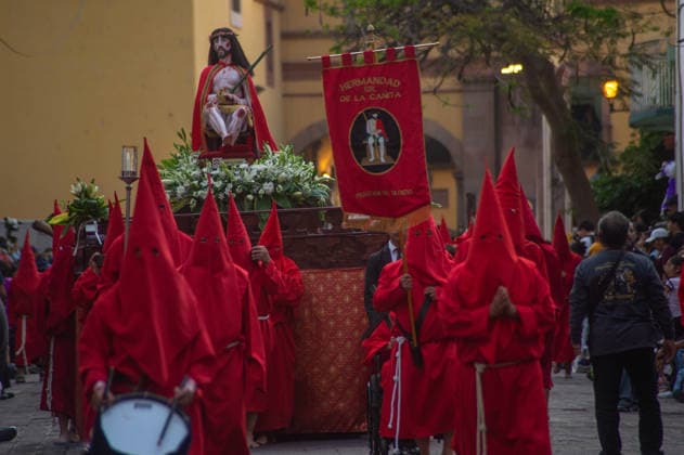 Hooded penitents carry a religious image and take a vow of silence as taking part during the procession of silence for Holy Week celebrations in Temple of Santa Cruz, celebrating 60 years of tradition. As Easter approaches, honors one of the solemn religious traditions, the funeral march, know as Silence Procession. on April 3, 2026 in Queretaro, Mexico. Queretaro Mexico  - ZUMAe321 20260403_zia_e321_109 Copyright: xJosexCarrerax