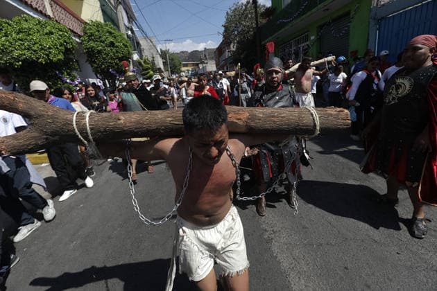 Holy Week Passion Of Christ Procession A penitent taking part during the 40th anniversary of the Passion of Christ at Tenorios neighborhood in Iztapalapa . on April 3, 2026 in Mexico City, Mexico. (Photo by Ian Robles Eyepix Group) Copyright: xIanxRobles xEyepixxGroupx EL_03042026_180029JPEG