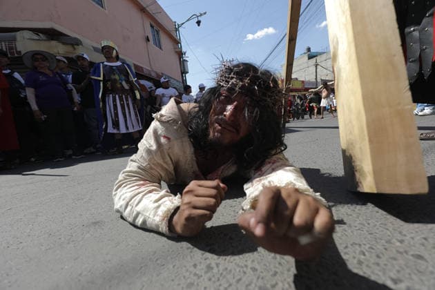 Holy Week Passion Of Christ Procession A person representing Jesus Christ carries a cross during the 40th anniversary of the Passion of Christ at Tenorios neighborhood in Iztapalapa . on April 3, 2026 in Mexico City, Mexico. (Photo by Ian Robles Eyepix Group) Copyright: xIanxRobles xEyepixxGroupx EL_03042026_180032JPEG