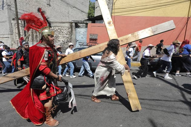 A person representing Jesus Christ carries a cross during the 40th anniversary of the Passion of Christ at Tenorios neighborhood in Iztapalapa . on April 3, 2026 in Mexico City, Mexico. Mexico City Mexico  - ZUMAe321 20260403_zia_e321_122 Copyright: xIanxRoblesx