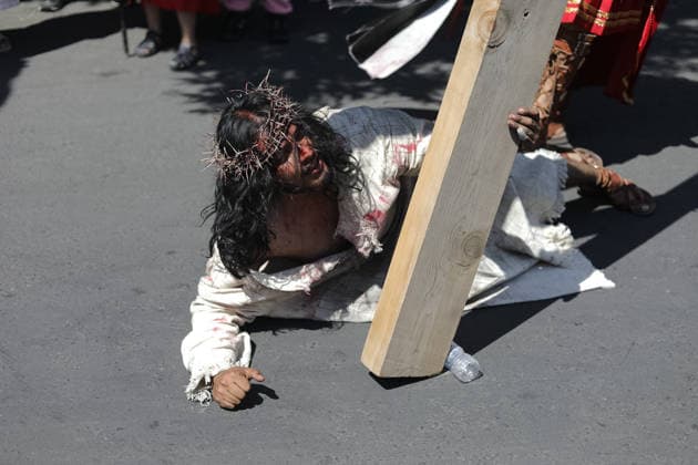 A person representing Jesus Christ carries a cross during the 40th anniversary of the Passion of Christ at Tenorios neighborhood in Iztapalapa . on April 3, 2026 in Mexico City, Mexico. Mexico City Mexico - ZUMAe321 20260403_zia_e321_124 Copyright: xIanxRoblesx