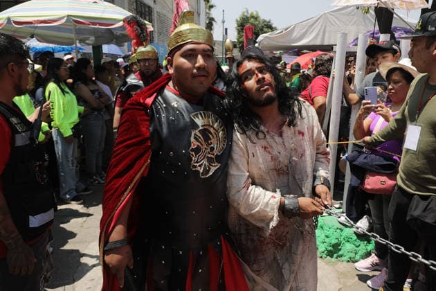 A person representing Jesus Christ taking part during the 40th anniversary of the Passion of Christ at Tenorios neighborhood in Iztapalapa . on April 3, 2026 in Mexico City, Mexico. Mexico City Mexico  - ZUMAe321 20260403_zia_e321_127 Copyright: xIanxRoblesx
