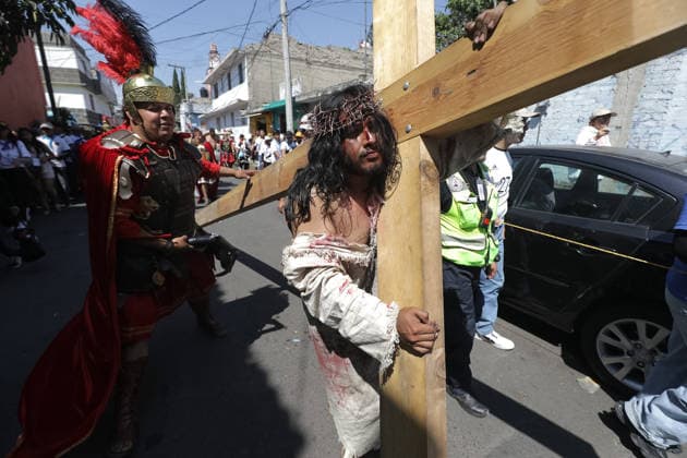 A person representing Jesus Christ carries a cross during the 40th anniversary of the Passion of Christ at Tenorios neighborhood in Iztapalapa . on April 3, 2026 in Mexico City, Mexico. Mexico City Mexico  - ZUMAe321 20260403_zia_e321_141 Copyright: xIanxRoblesx