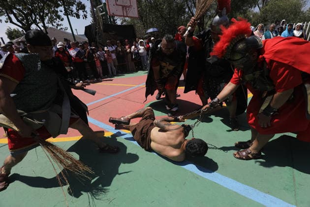A penitent taking part during the 40th anniversary of the Passion of Christ at Tenorios neighborhood in Iztapalapa . on April 3, 2026 in Mexico City, Mexico. Mexico City Mexico - ZUMAe321 20260403_zia_e321_138 Copyright: xIanxRoblesx